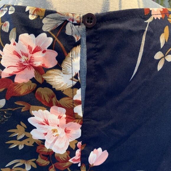 Shein Curve black floral tulip sleeve top 4XL - Picture 8 of 8